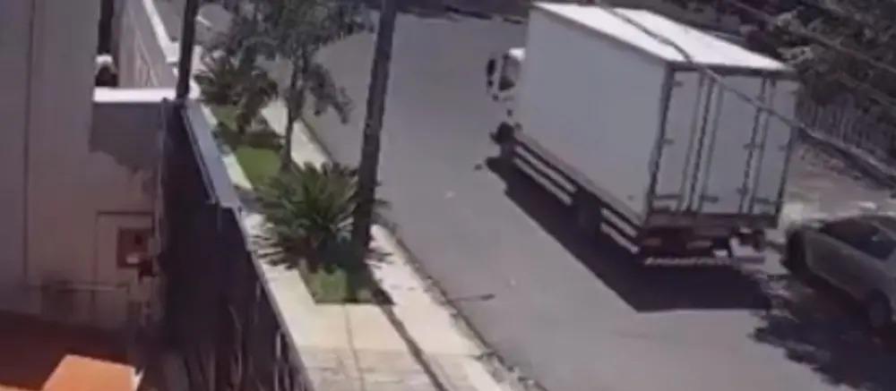 Motociclista é arremessado contra muro em batida com caminhão em Maringá