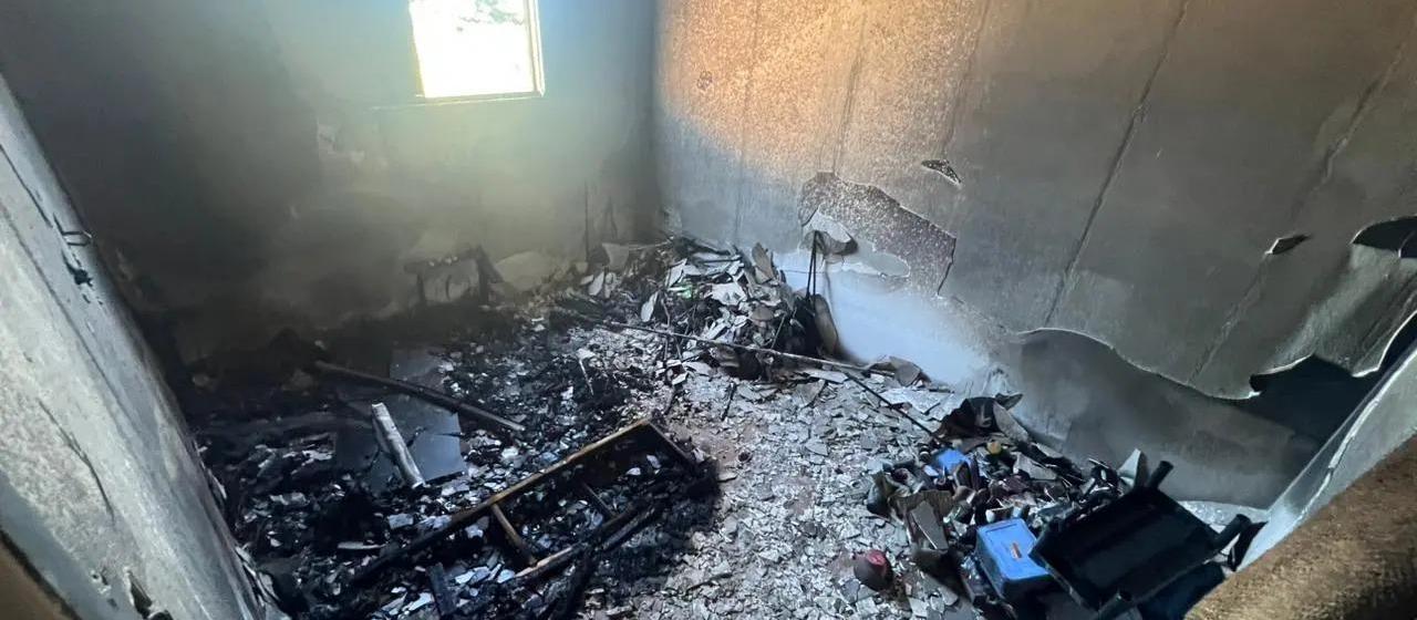 Incêndio destrói apartamento e jovem é socorrida após inalar fumaça