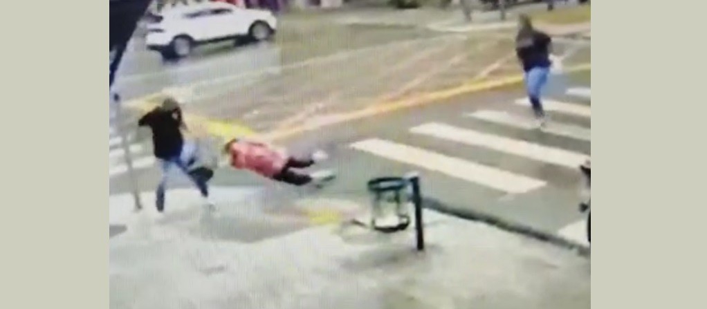 Vídeo: idosa fica ferida ao ser derrubada no chão em tentativa de roubo em Maringá