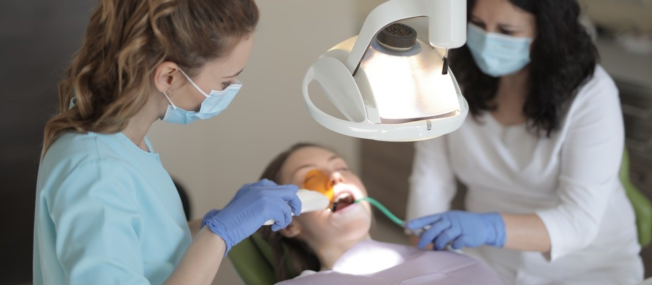 Dentistas alertam para o risco das doenças ‘surdas”