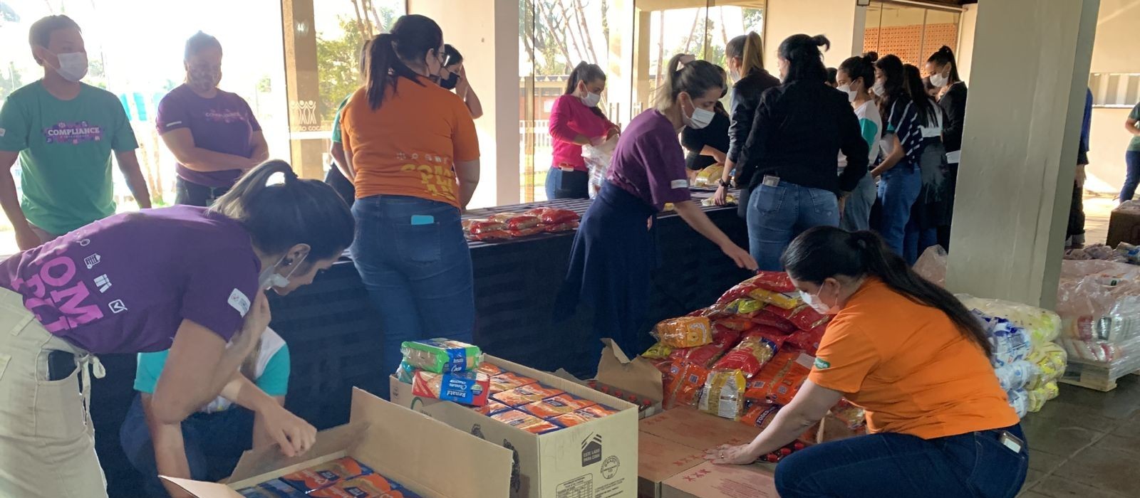 Voluntários de cooperativas se reúnem para montar 500 cestas básicas para doação