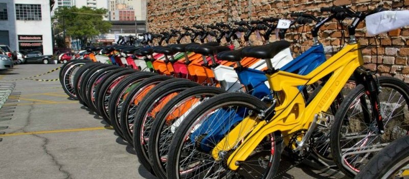 Brasileiro desenvolve bicicleta feita de plástico reciclável
