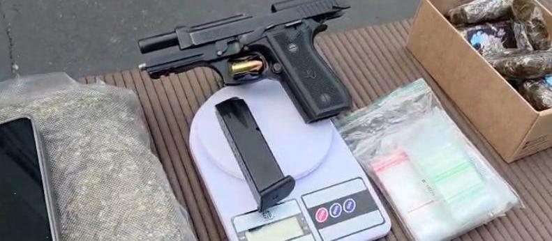 Suspeito de tráfico foge de abordagem, bate o carro e é preso em Maringá