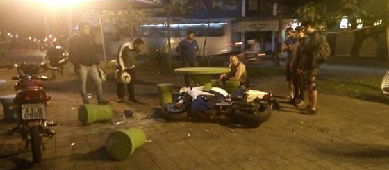 Motociclista invade praça, colide contra bancos e fica ferido