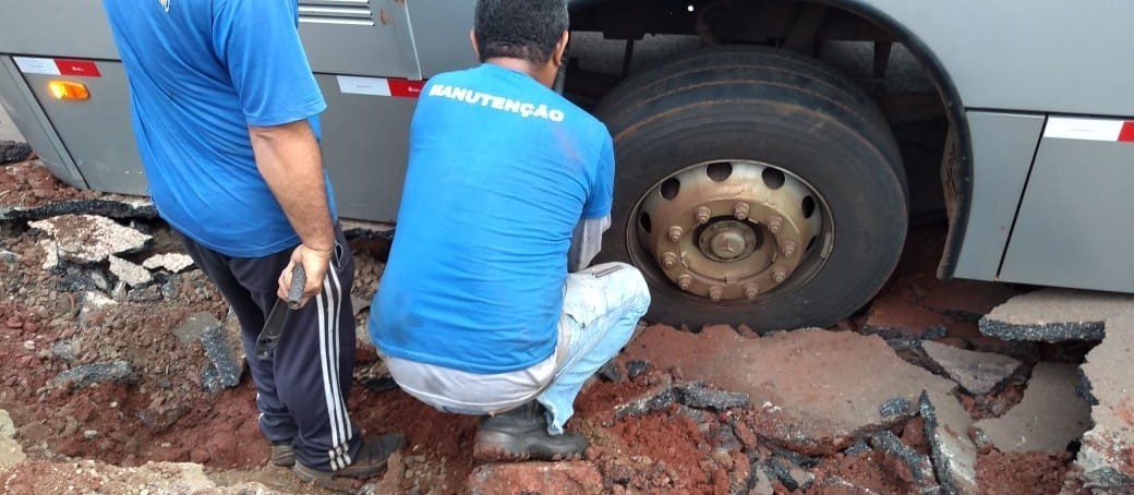 Asfalto cede em Sarandi após rede de esgoto romper, diz prefeitura