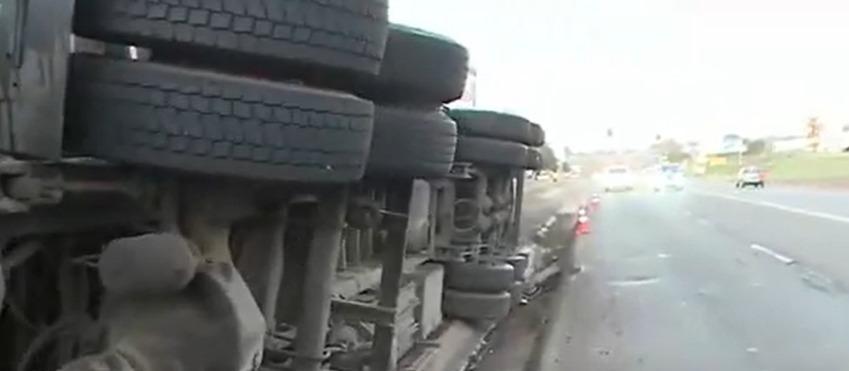 Carreta tomba no Contorno Sul; valeta para escoamento da chuva pode ter provocado acidente