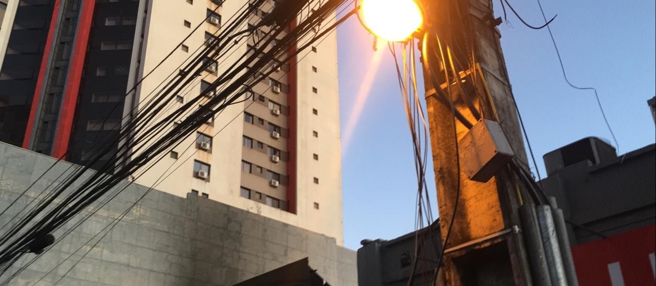 Incêndio de grandes proporções atinge fundos de papelaria no centro de Maringá