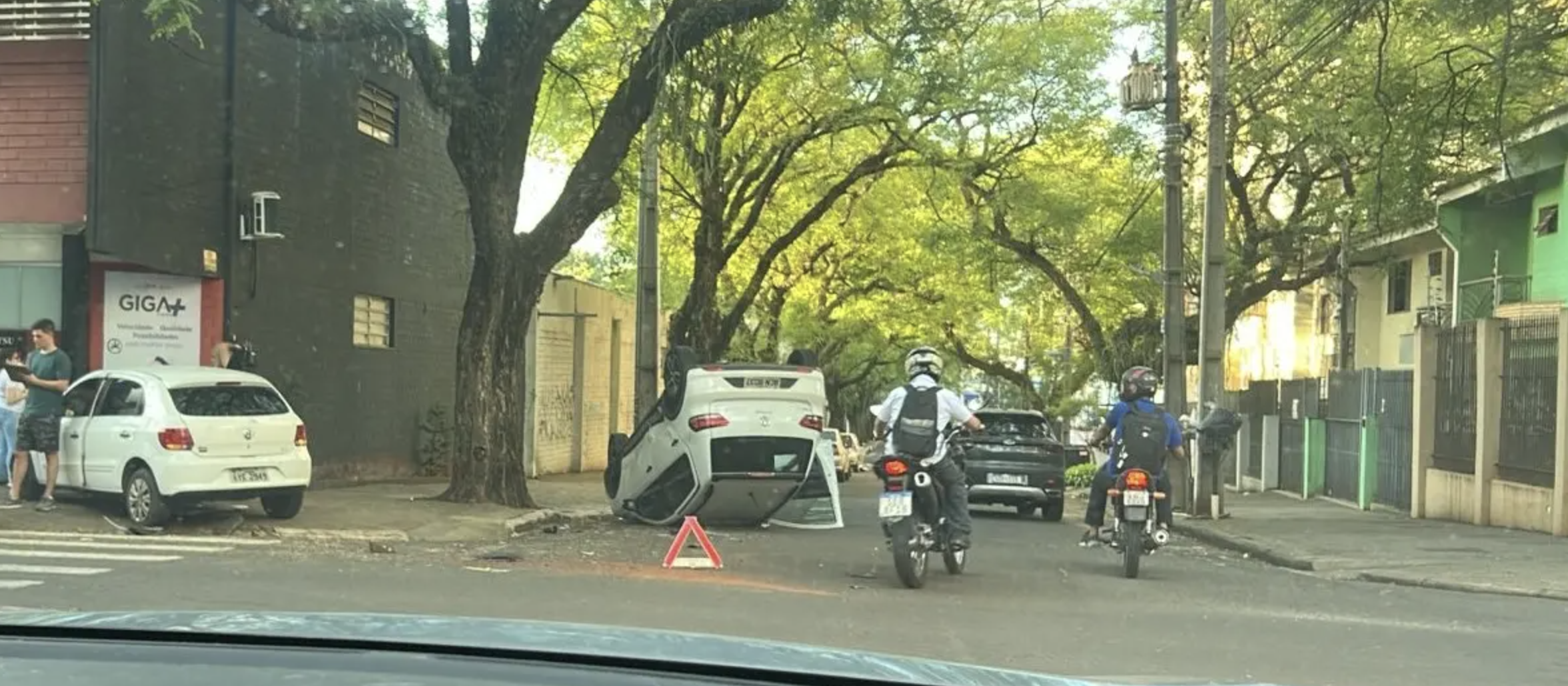 Colisão entre dois carros provoca capotamento na Zona 7, em Maringá; veja vídeo