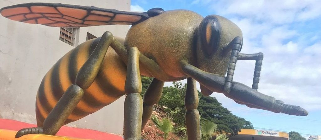 ‘Monumento da abelha’ de Mandaguaçu chama a atenção e viraliza nas redes sociais