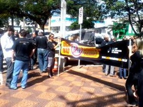 Entidades fazem ação de divulgação sobre campanha contra o aumento de vereadores em Maringá