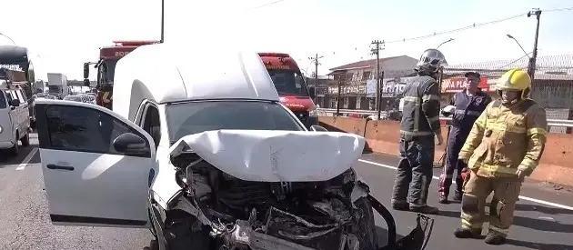 Mulher fica ferida em acidente com três veículos na BR-376, em Sarandi