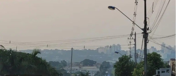 Fumaça cobre o céu em Maringá: entenda o fenômeno 