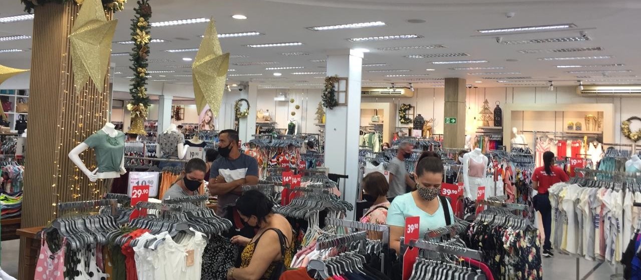 Lojas reabrem aos sábados e consumidores saem às compras