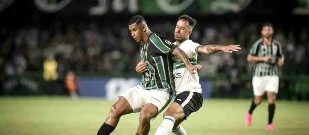 Maringá FC se fecha, segura o empate em Curitiba e avança para a final do Campeonato Paranaense