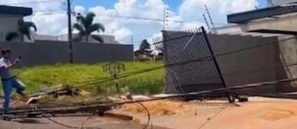 Caminhão atinge fiação, derruba postes e deixa moradores sem energia