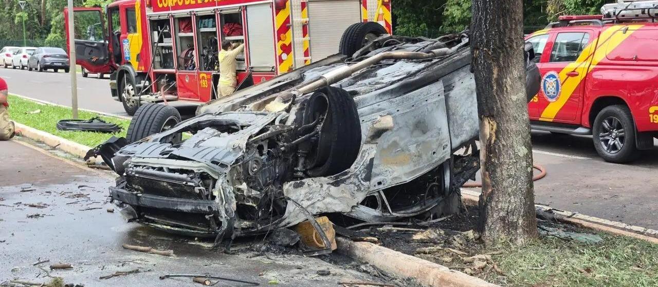 Carro capota, pega fogo e deixa uma pessoa morta na Avenida Itororó, em Maringá