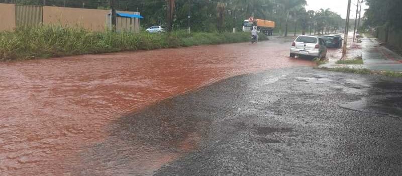 Chuva que caiu no começo da tarde desta terça-feira (12) alaga ruas e avenidas de Maringá; vídeo