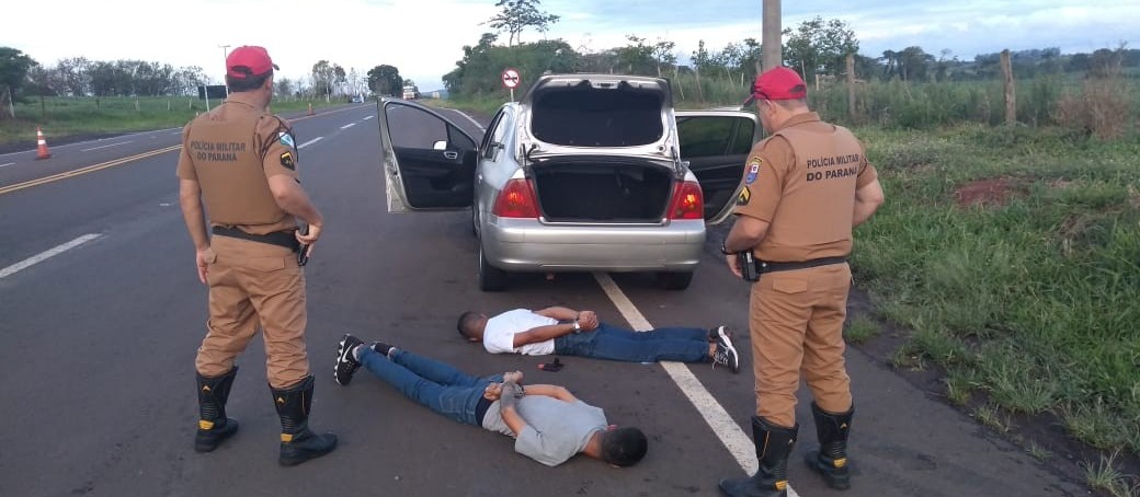 Duas pessoas são presas com arma de fogo e drogas