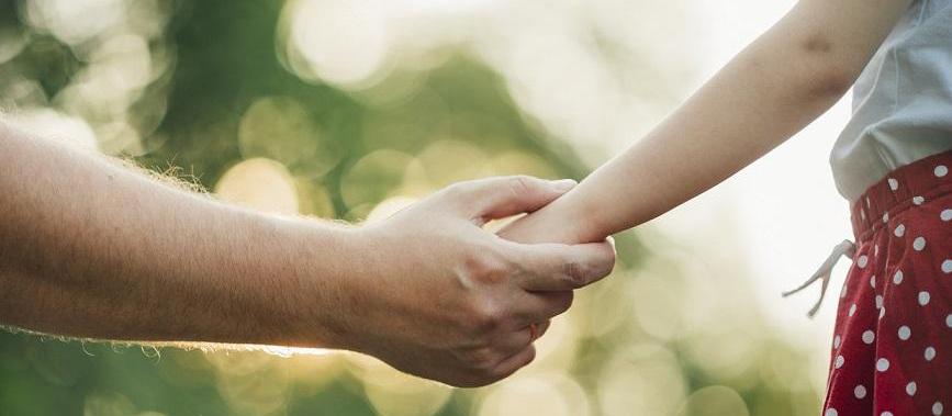 Menina é entregue por engano a outra família em escola de Cascavel