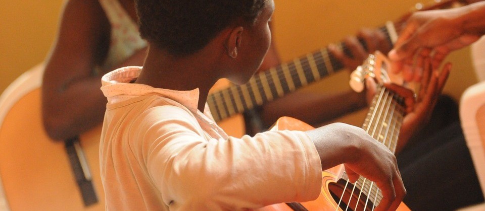 Projeto social do Sesc Maringá oferta aulas de música