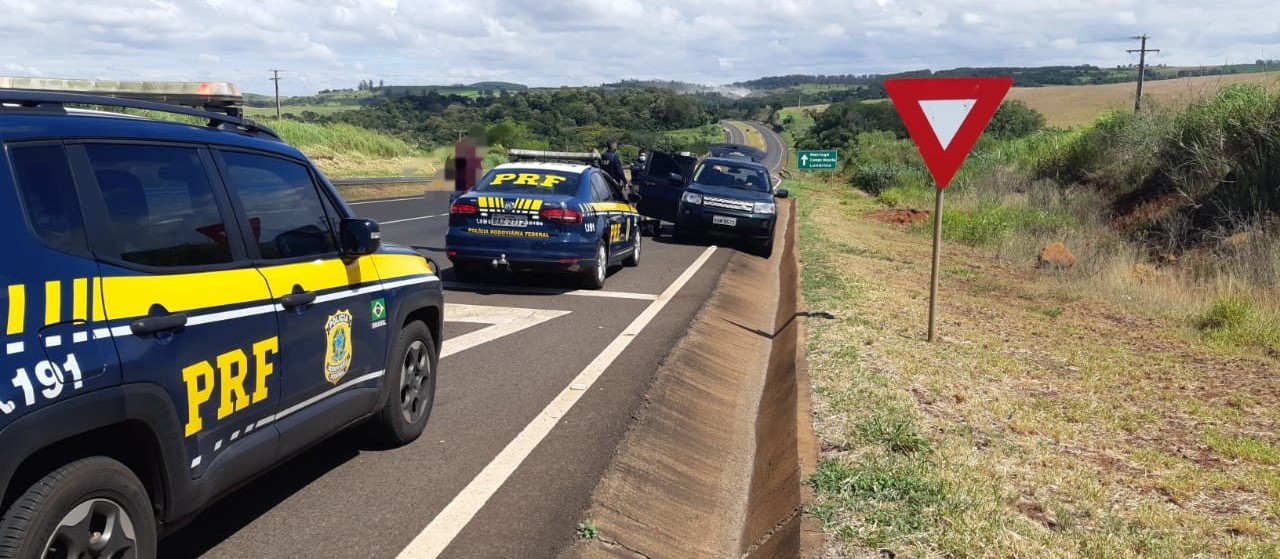 Após fugir pela contramão, carro é apreendido com mais de meia tonelada de drogas