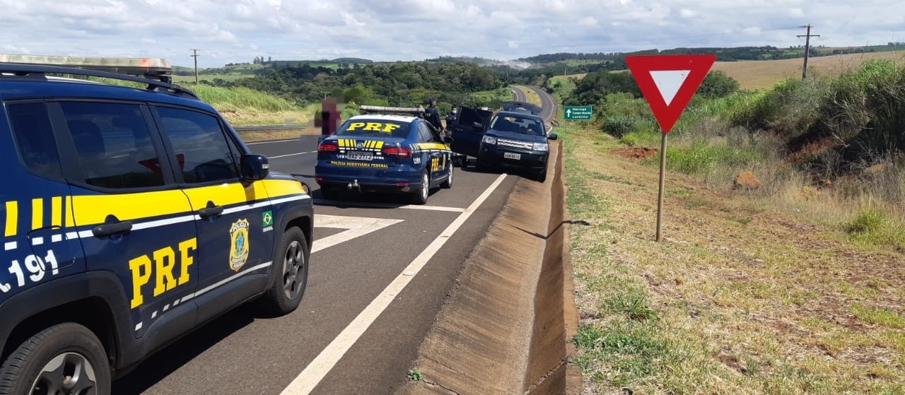 Após fugir pela contramão, carro é apreendido com mais de meia tonelada de drogas