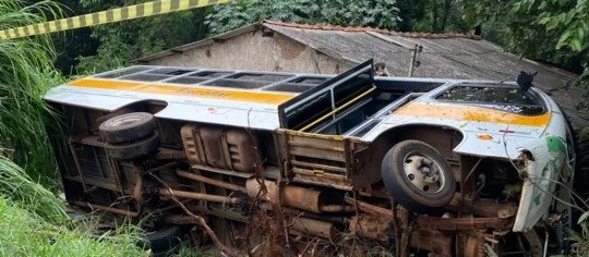 Ônibus escolar tomba e 20 estudantes ficam feridos em Apucarana