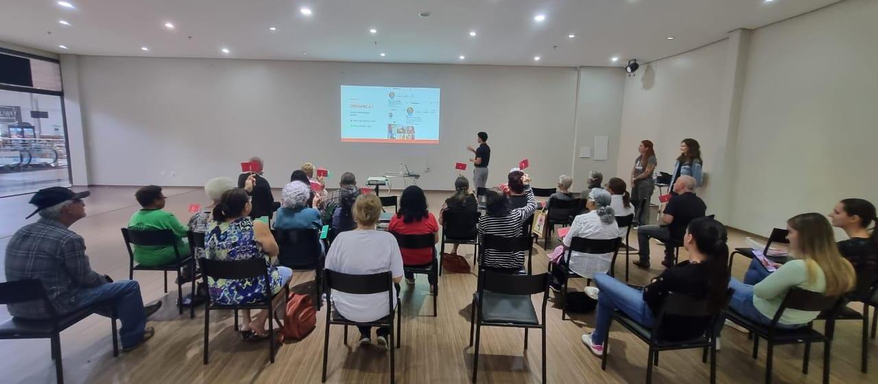 Idosos têm aula para aprender a usar smartphone