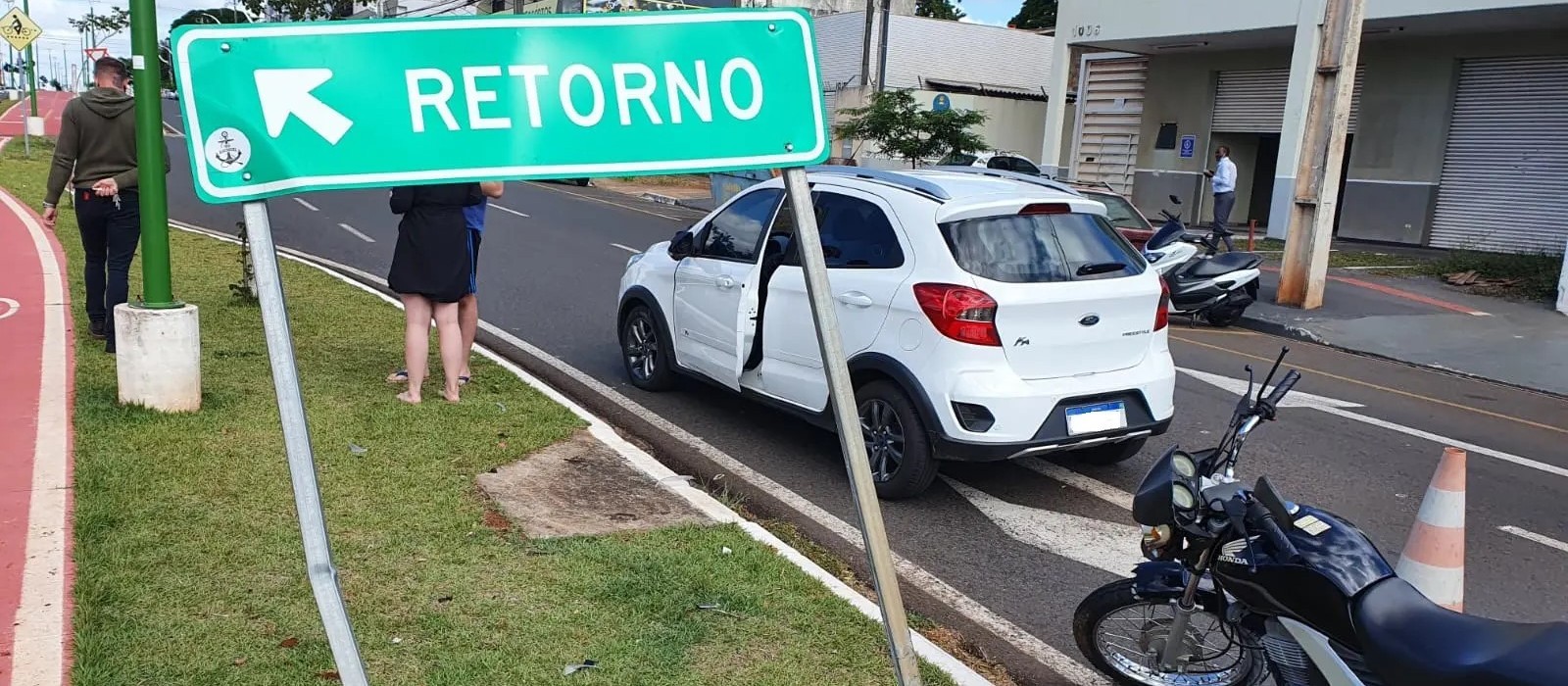 Vídeo: Motociclista arranca placa de sinalização em Maringá ao se envolver em acidente