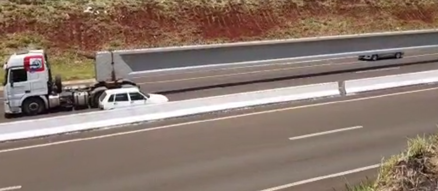 Veja: transporte e instalação de vigas gigantes atraem a atenção da população