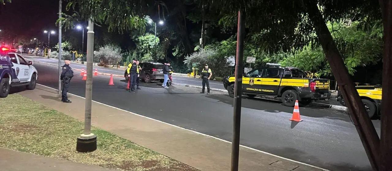 Fiscalização conjunta em Maringá resulta em multas e remoção de veículos