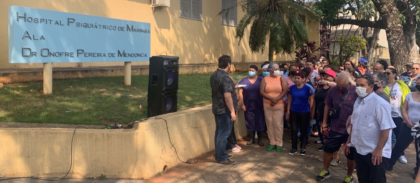Ato simbólico de apoio é realizado em frente ao Hospital Psiquiátrico de Maringá