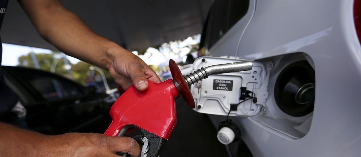 Após anúncio de reajuste, distribuidoras 'seguram' entrega de combustíveis