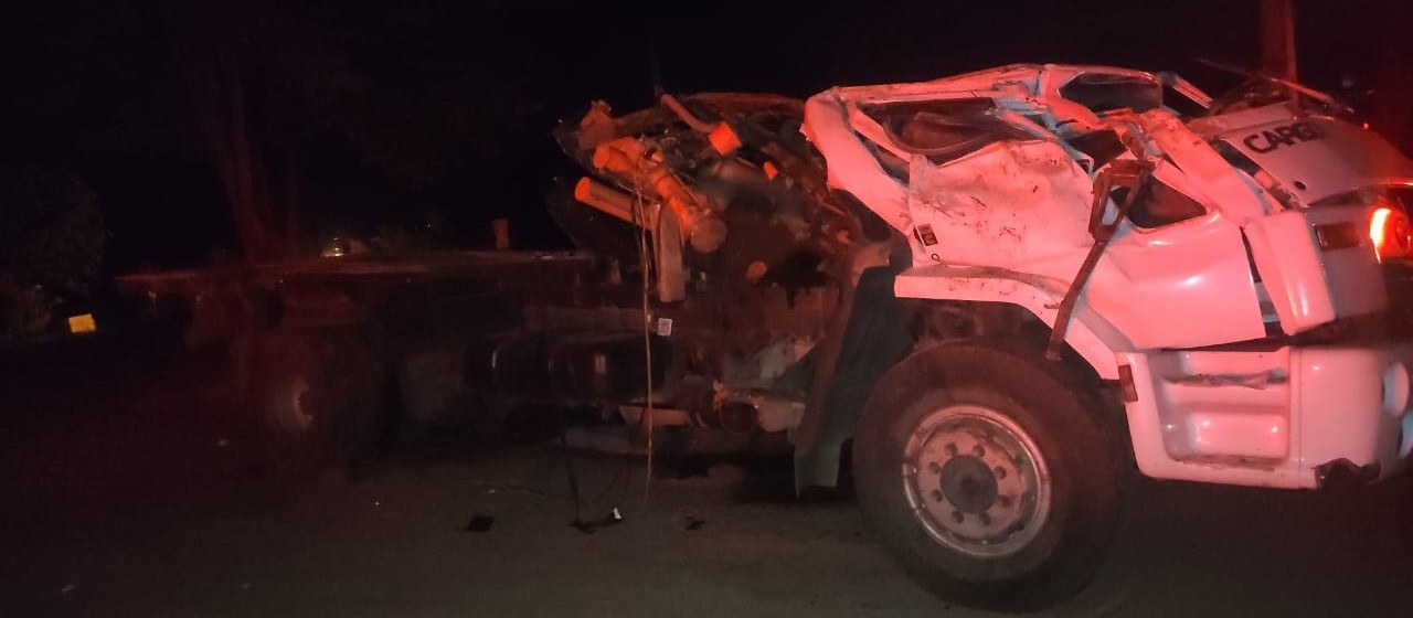 Caminhão capota na PR-489 e deixa um morto e dois feridos