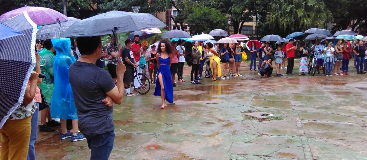 Debaixo de chuva, ato em memória de Marielle é realizado em Maringá