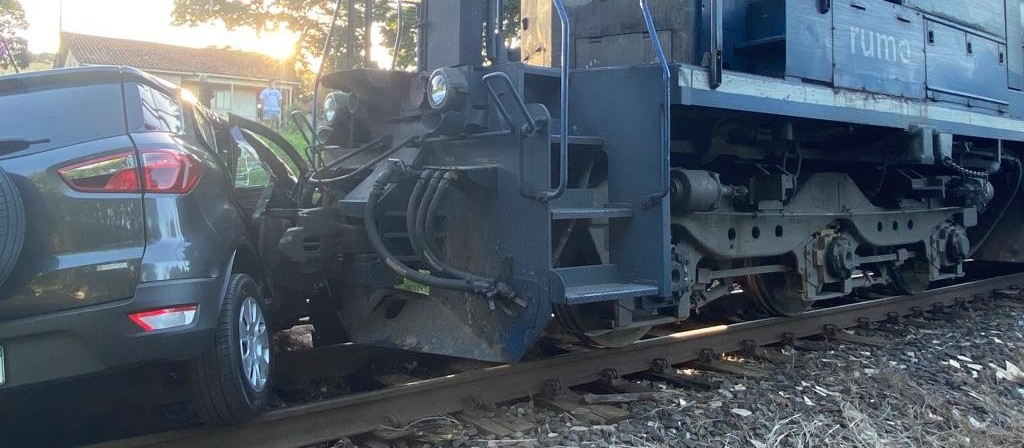 Trem arrasta carro por cerca de 400 metros na região