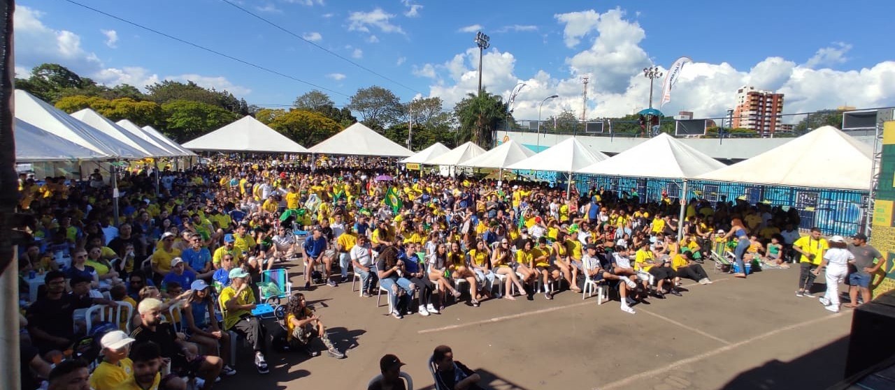 Torcedores lotam a Vila Olímpica, em Maringá, na estreia da Seleção na Copa