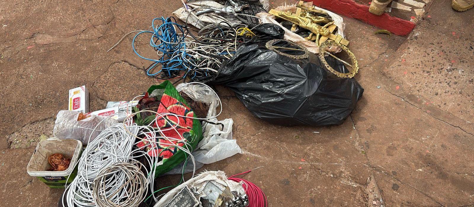 Dono de ferro-velho é detido por receptação de placas furtadas do Cemitério Municipal