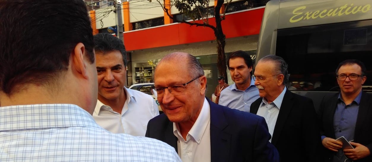 Em Maringá, Geraldo Alckmin chama governo Temer de fraco e apresenta propostas de segurança pública para atrair eleitores de Bolsonaro (PSL)