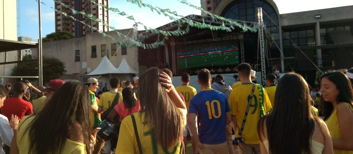 Maringaenses criticam arbitragem em jogo do Brasil contra Suiça