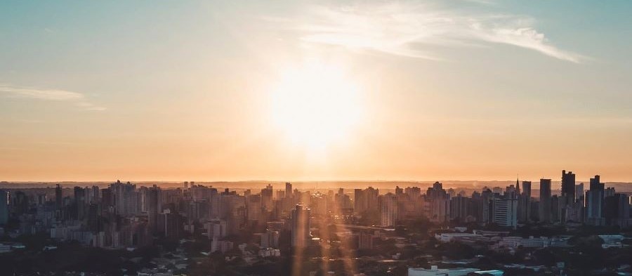 Sol entre nuvens predomina em Maringá nesta segunda-feira