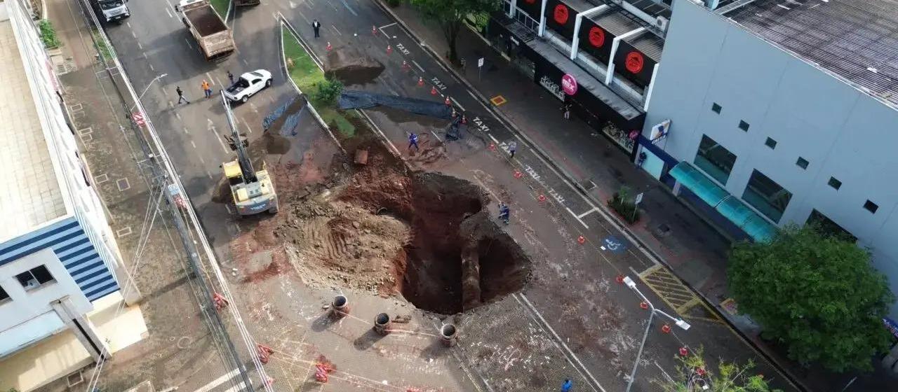 Imagens aéreas mostram dimensão da cratera na Avenida São Paulo, em Maringá; veja