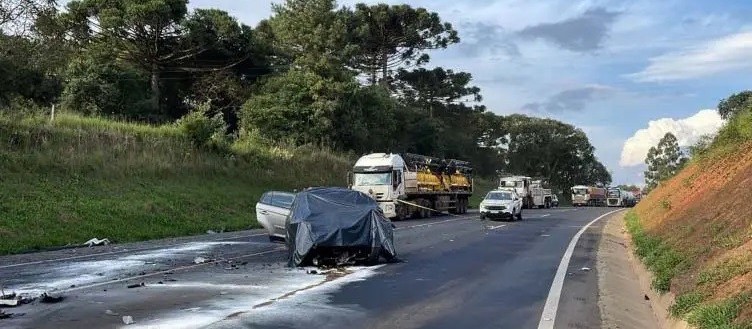 Acidente entre carros e caminhão termina com um morto na BR-277