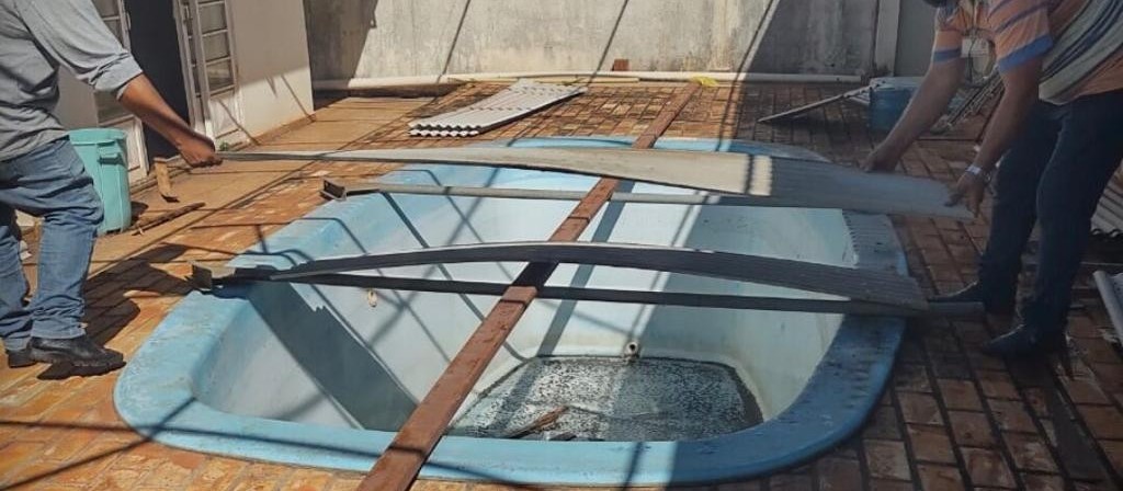 Agentes do setor de endemias vedam piscina em casa abandonada de Sarandi