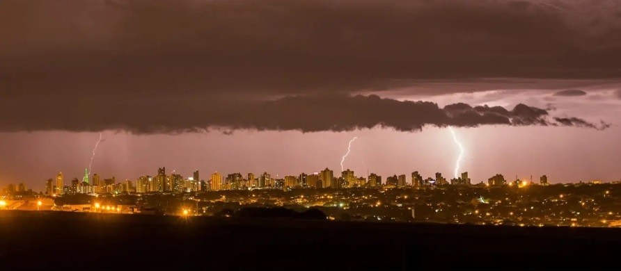 50 raios caíram em Maringá na madrugada desta terça (8)