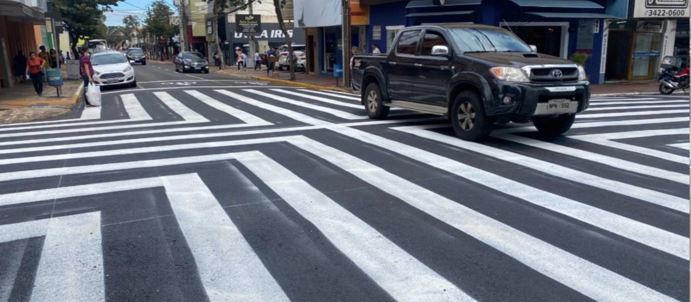 Faixa de pedestre zebrada chama atenção em Apucarana