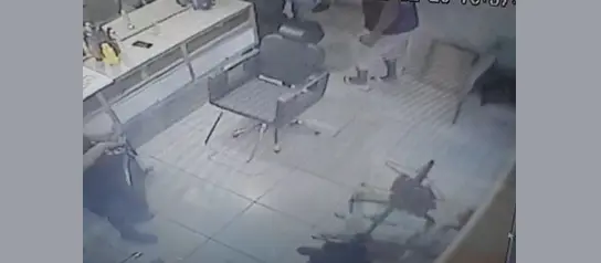 Câmeras flagram suspeito invadindo salão e agredindo ex-companheira antes de sequestrá-la