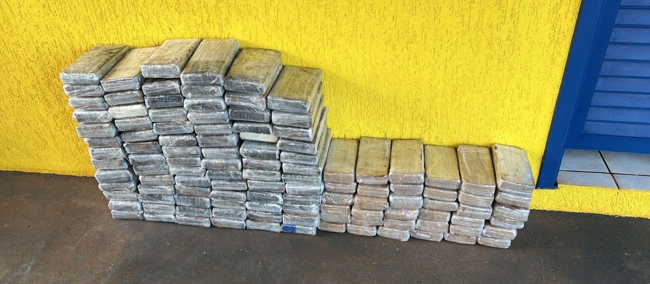  PRF apreende 89 kg de cocaína pura em fundo falso de caminhão