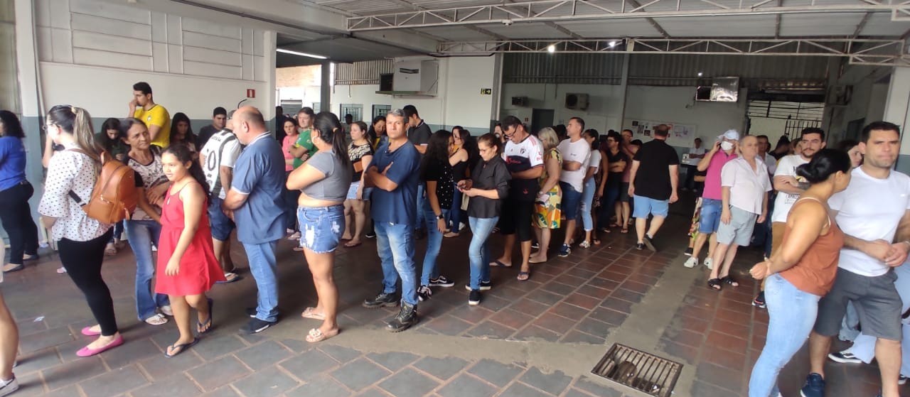 Eleitores esperam mais de uma hora na fila para votar em escola no Jardim Panorama, em Sarandi