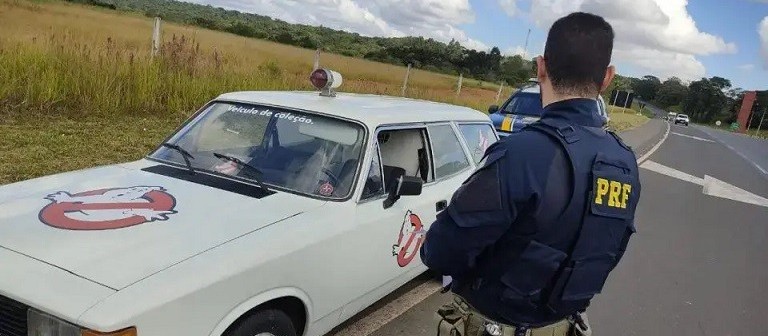Polícia Rodoviária Federal aborda carro dos 'caça-fantasmas' na BR-373